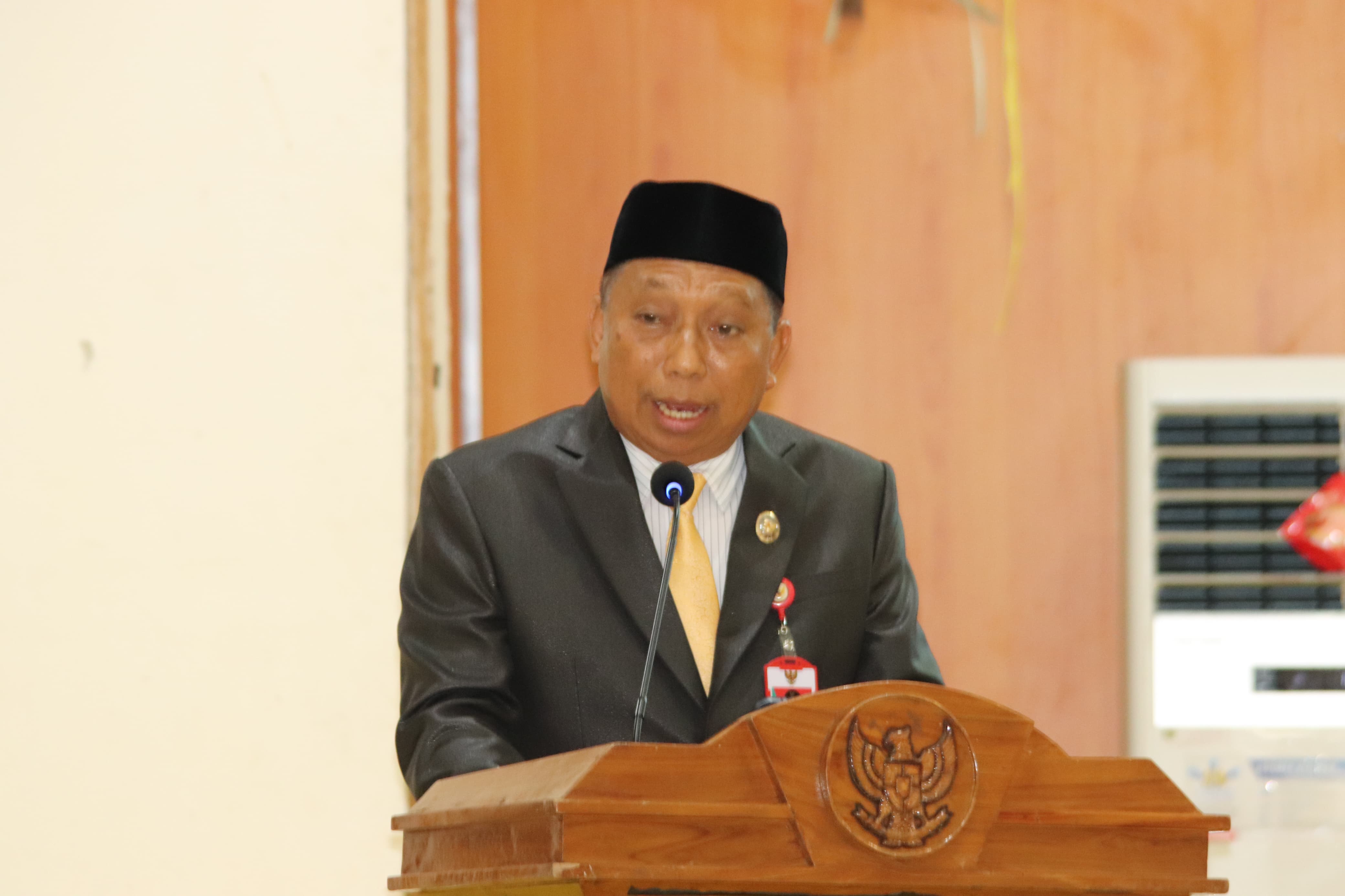 SAMBUTAN: Wakil Bupati Tapin H Juanda menyampaikan arahan saat menyerahkan Satyalencana Karya Satya kepada para ASN Tapin.