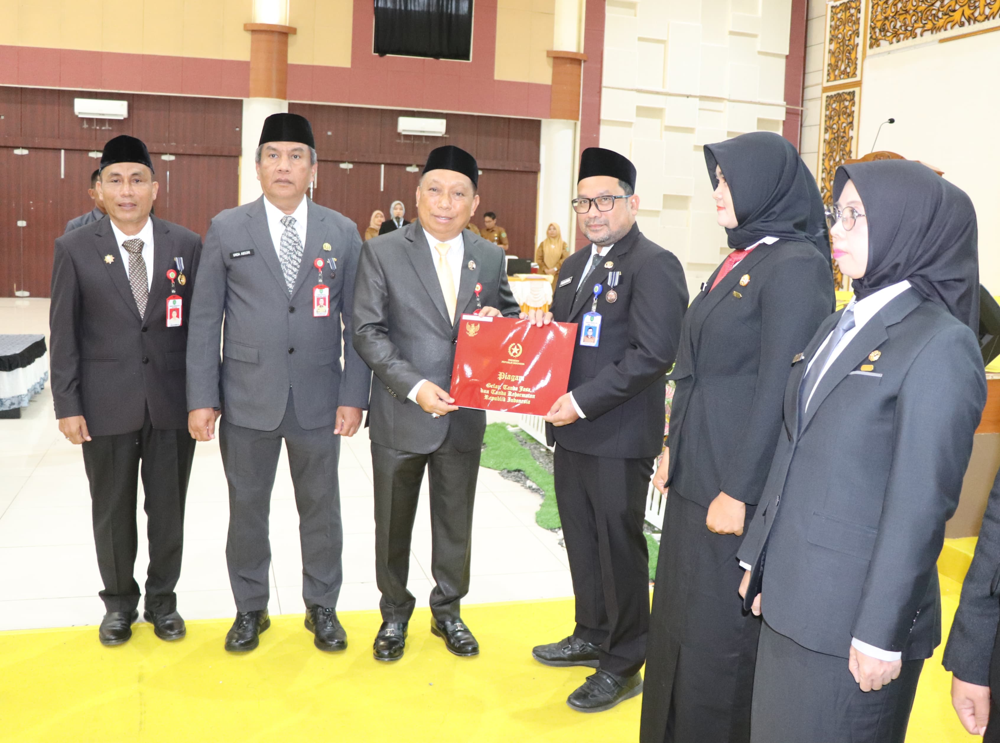 SERAHKAN: Salah satu ASN Tapin menerima berkas dari Wakil Bupati Tapin H Juanda.