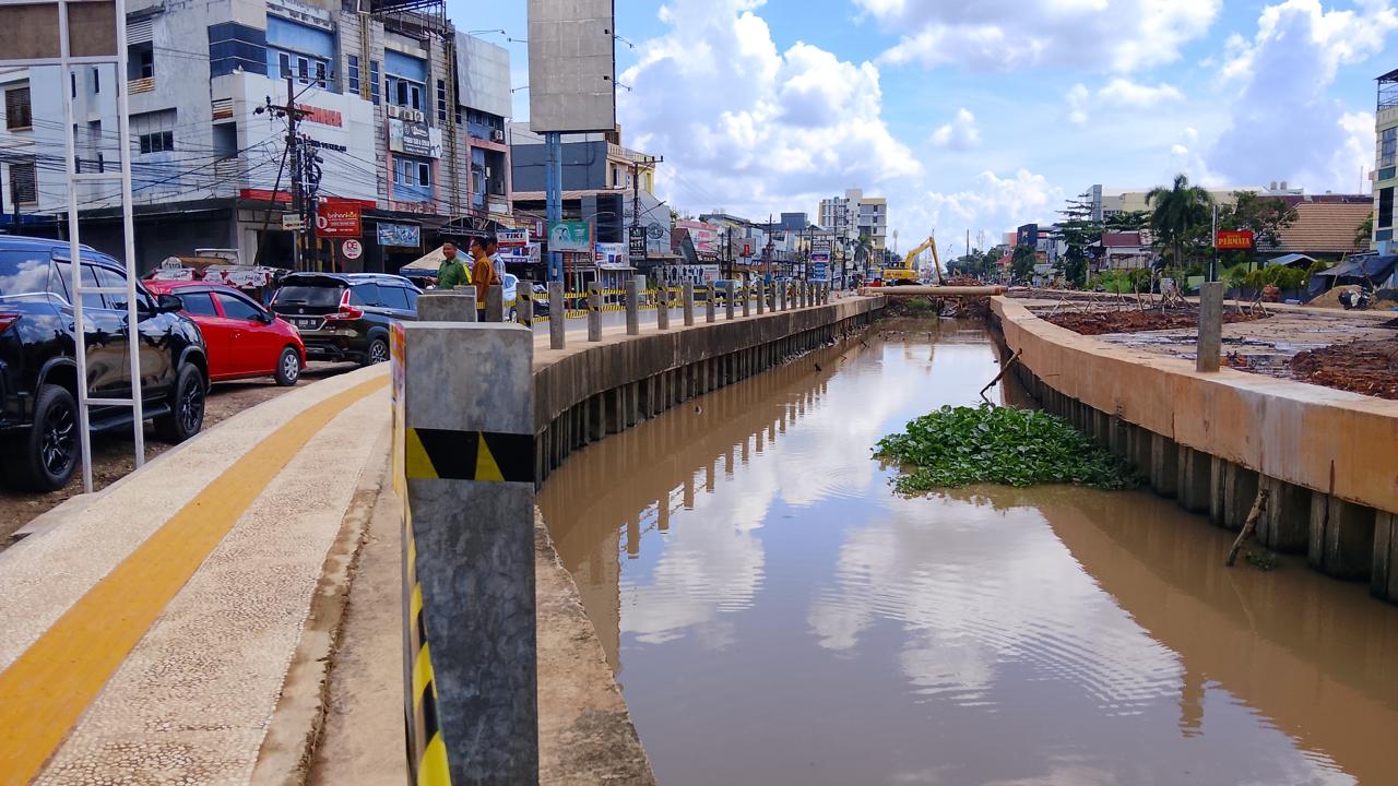 TUNGGU POMPA: Proyek Siring Sungai Veteran diharapkan segera selesai dan menjadi pengendali banjir di Kota Banjarmasin.