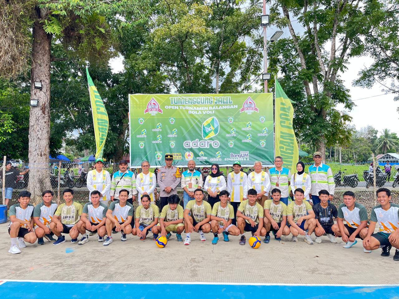 Aksi tim peserta saat berlaga pada pembukaan Turnamen Voli Tumenggung Jalil Cup III di Lapangan Tumenggung Jalil, Desa Putat Basiun.