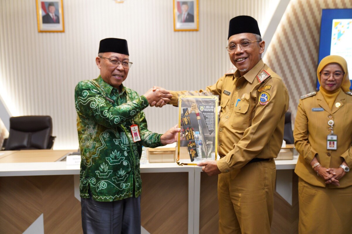 Foto: Pj Sekda Balangan Sufrianor Bertukar cinderamata kepada Sekda Kota Pontianak Amirullah.