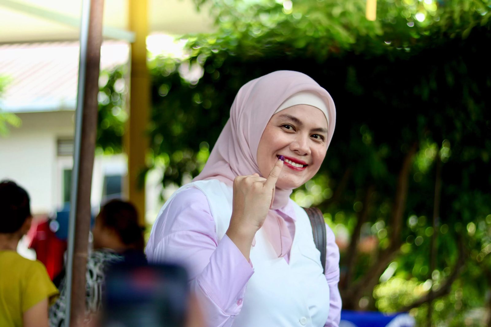 ENGGAN BICARA: Potret lama ketika masih menjadi Calon Wakil Walikota Ananda dan menggunakan hak pilihnya.