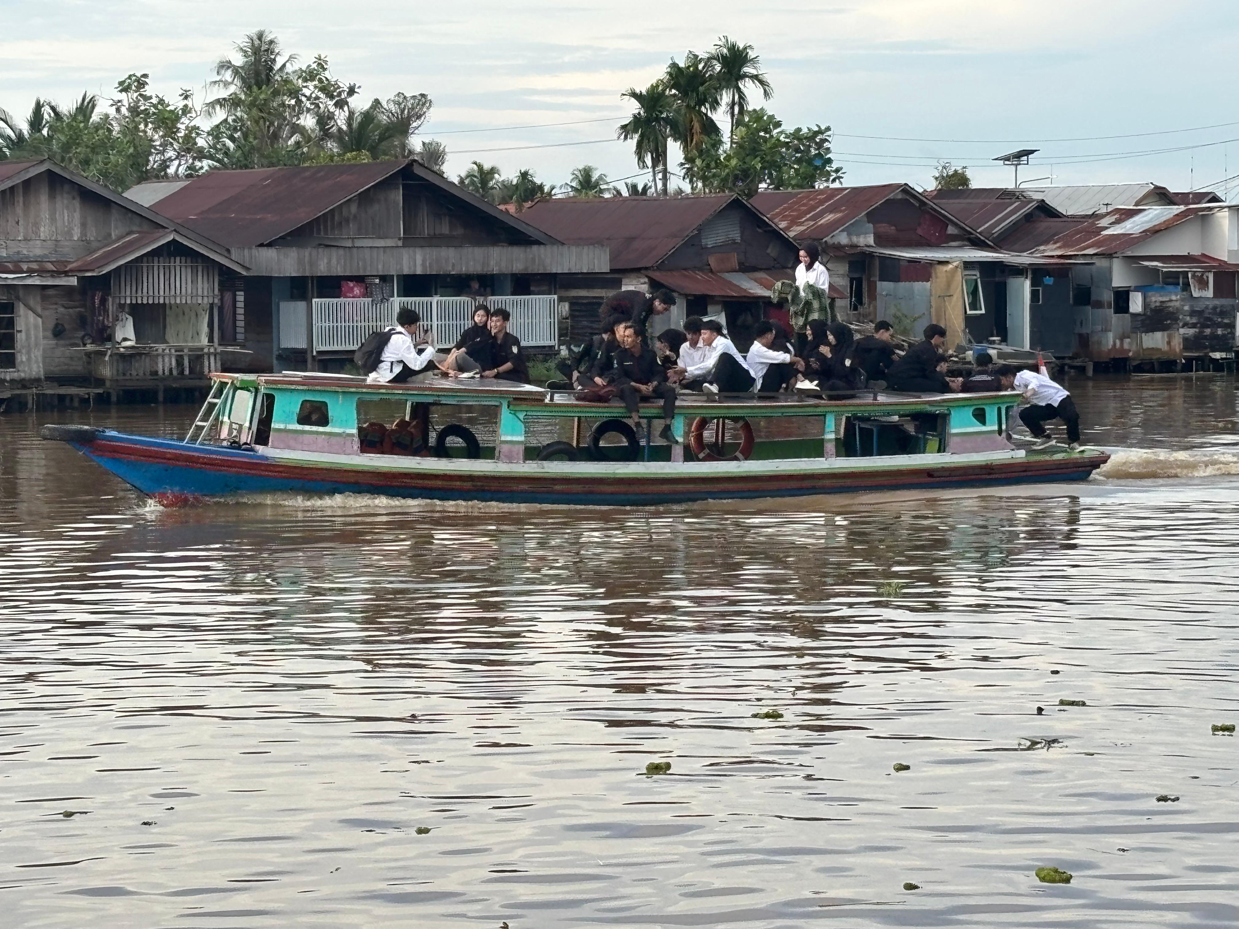 SUSUR SUNGAI: Kapal kelotok wisata susur Sungai Martapura membawa wisatawan. Selasa (2/12) petang.