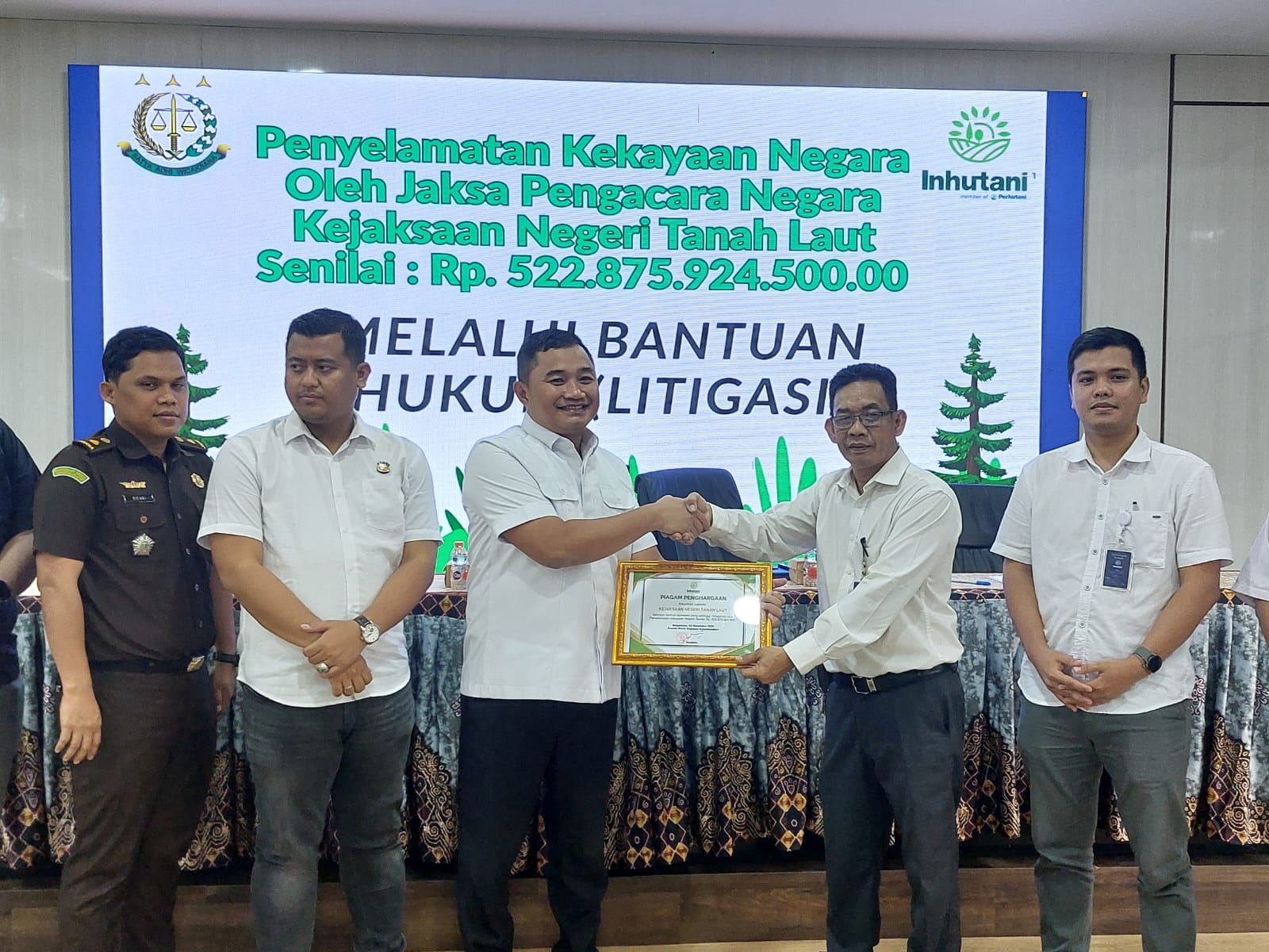 EKSPOSE: Kepala Kejari Tala, Lutvi Tri Cahyanto menyerahkan secara simbolis aset negara ke PT Inhutani yang dimenangkan dalam persidangan