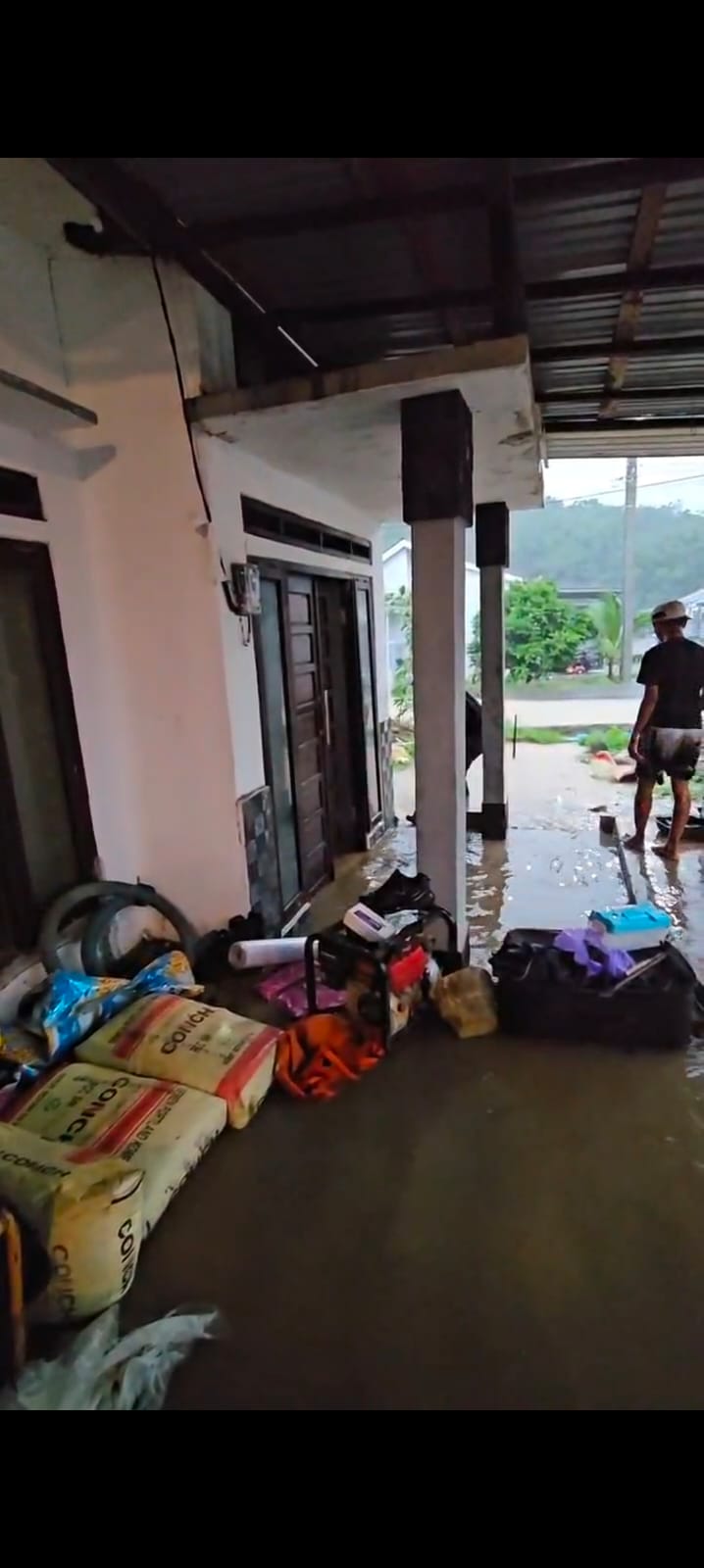 KEBANJIRAN: Warga Komplek Balai Pangeran memeriksa kondisi rumah yang terendam banjir usai hujan deras mengguyur Balangan, Rabu (3/12).