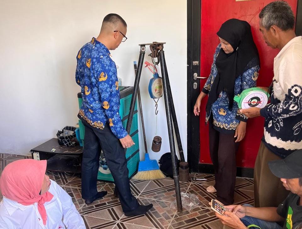 PEMERIKSAAN: Petugas DKUMPP Banjar memeriksa timbangan di agen LPG 3 kg PT Rizki Indo Gas, Kertak Hanyar.