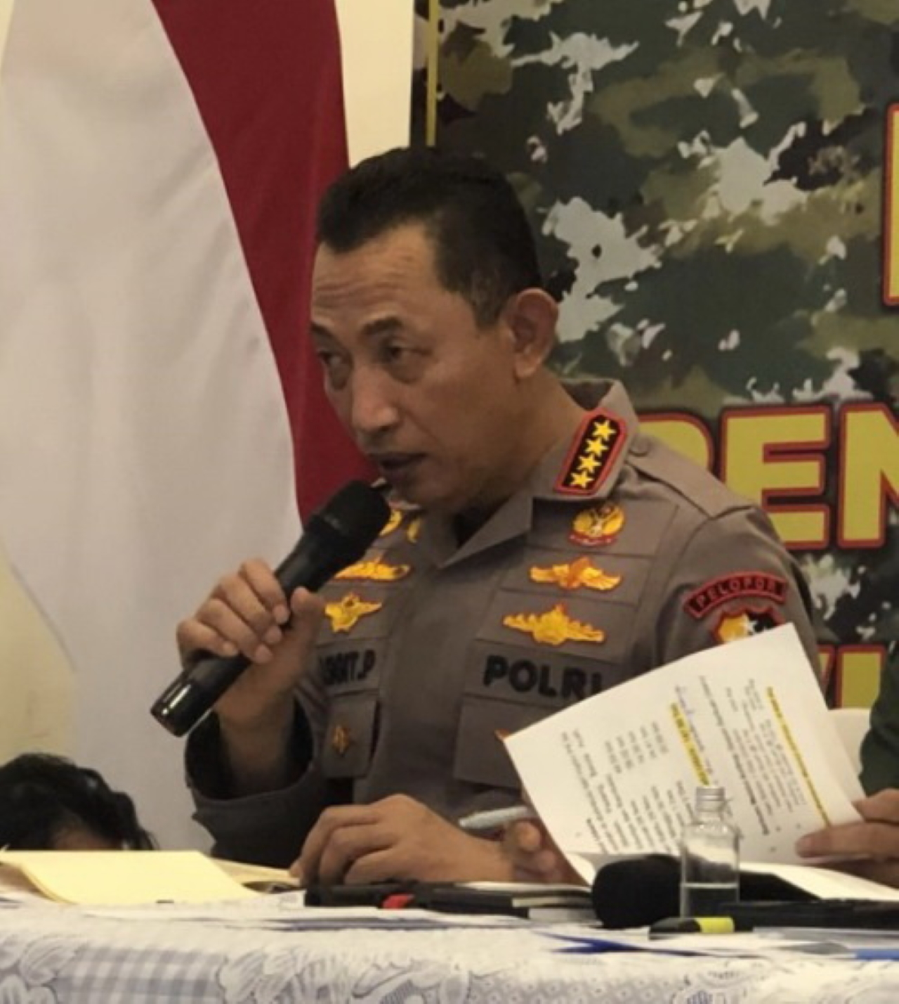 KONFERENSI PERS: Kapolri Jenderal Polisi Listyo Sigit Prabowo berbicara dalam konferensi pers di Pangkalan Udara (Lanud) TNI AU Halim Perdanakusuma, Jakarta Timur, Rabu (3/12).