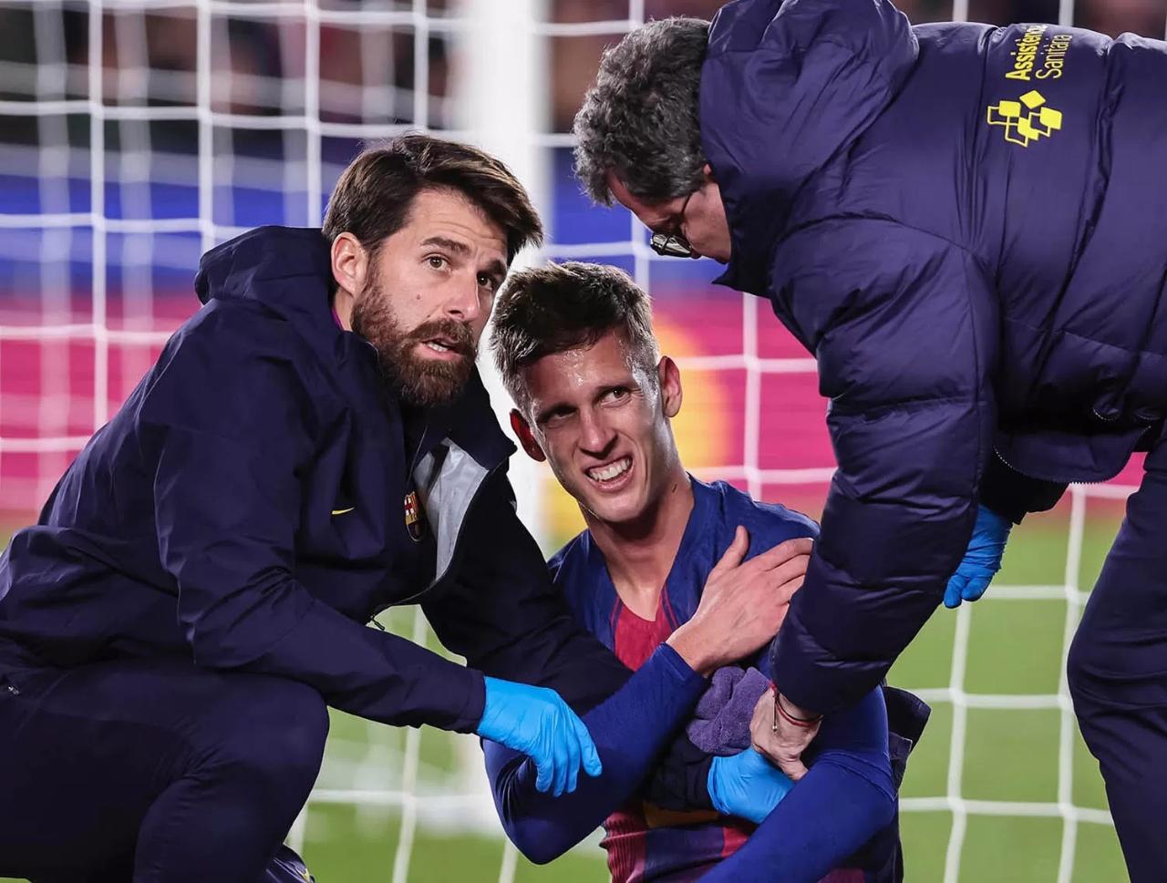 DIPERIKSA: Dani Olmo diperiksa oleh tim medis FC Barcelona saat mengalami cedera bahu.