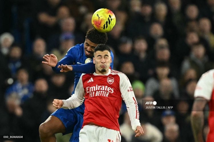 BERDUEL: Bek Chelsea, Wesley Fofana (kiri) berduel dengan boomber Arsenal, Gabriel Martinelli (kanan) dalam pertandingan Derby London di Stamford Bridge, Senin (1/12) dini hari WIB.