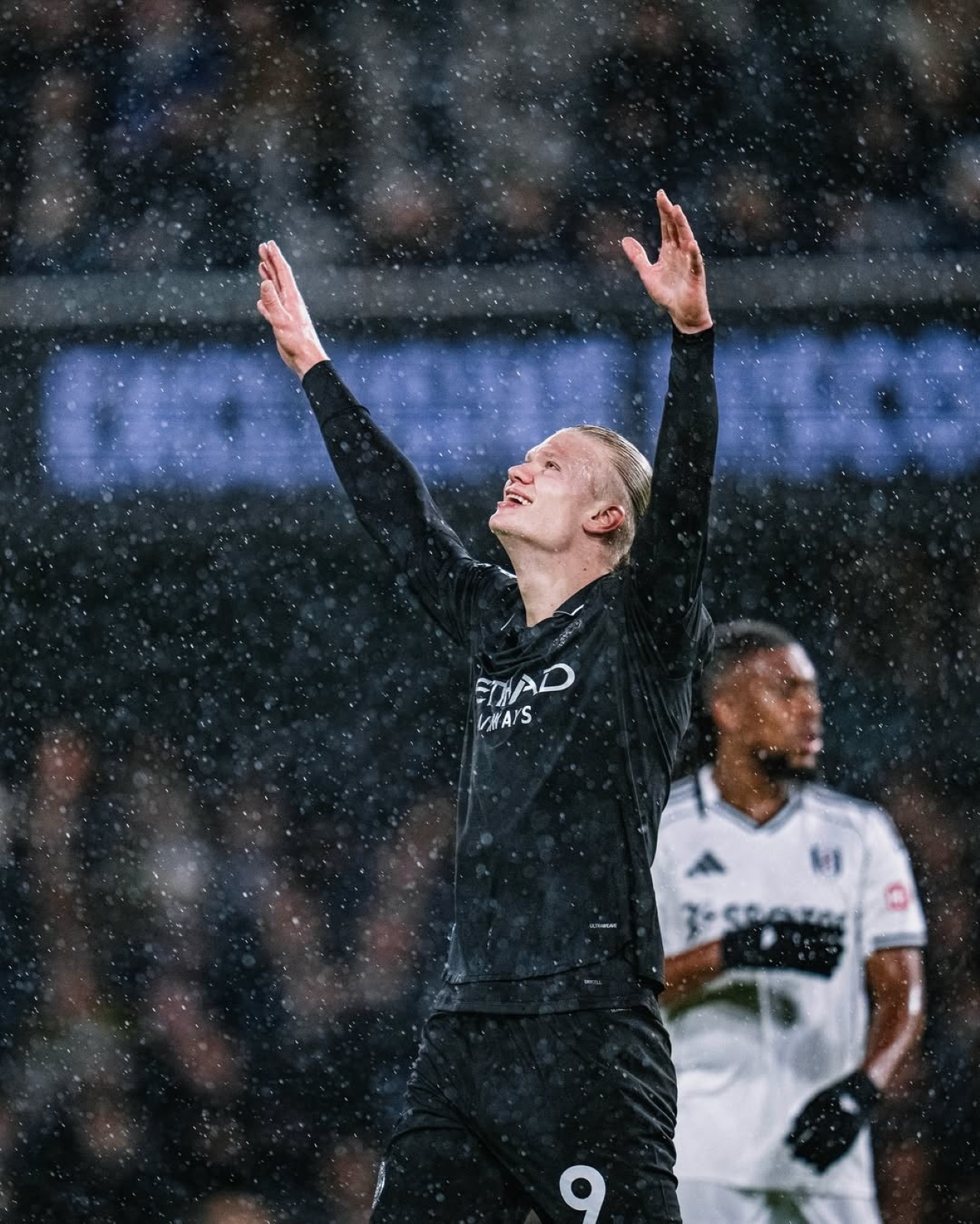 TERCEPAT: Erling Haaland resmi cetak 100 gol tercepat di Premier League usai membawa Manchester City menang 4-5 atas Fulham, Rabu (3/12).