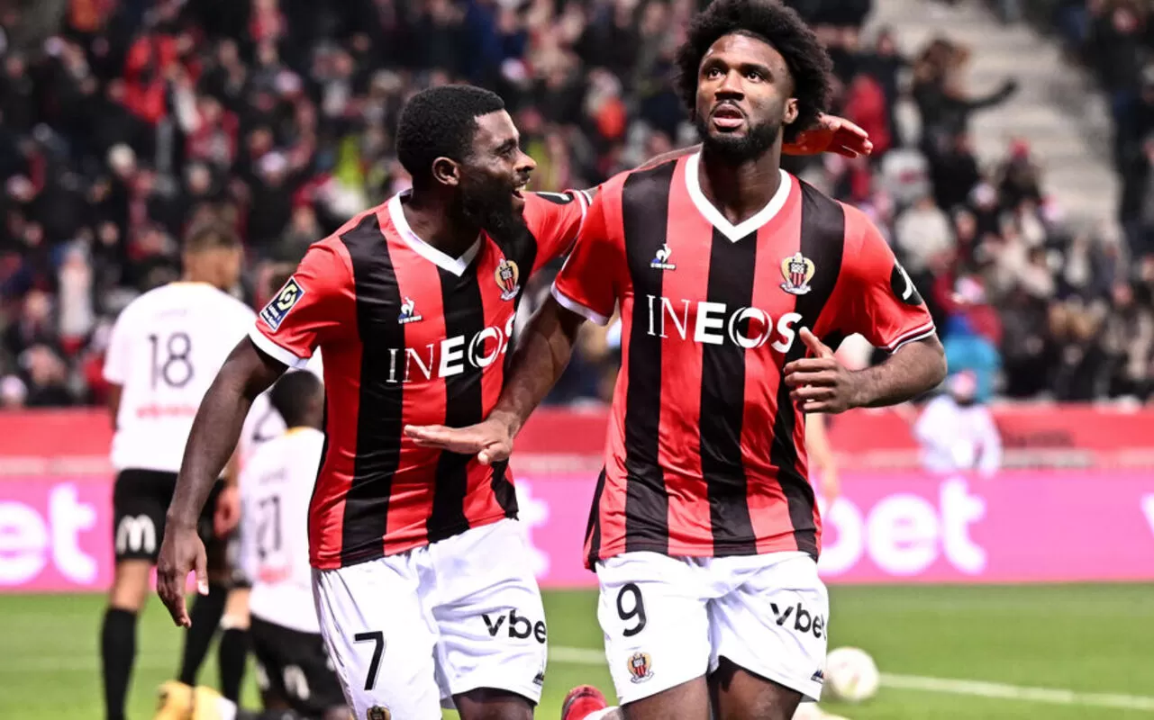 DILIBURKAN: Dua penyerang OGC Nice, Terem Moffi dan Jeremie Boga, mendapatkan cuti setelah mengalami insiden kekerasan yang dilakukan oleh sekelompok penggemar fanatik pada Minggu (30/11) malam.