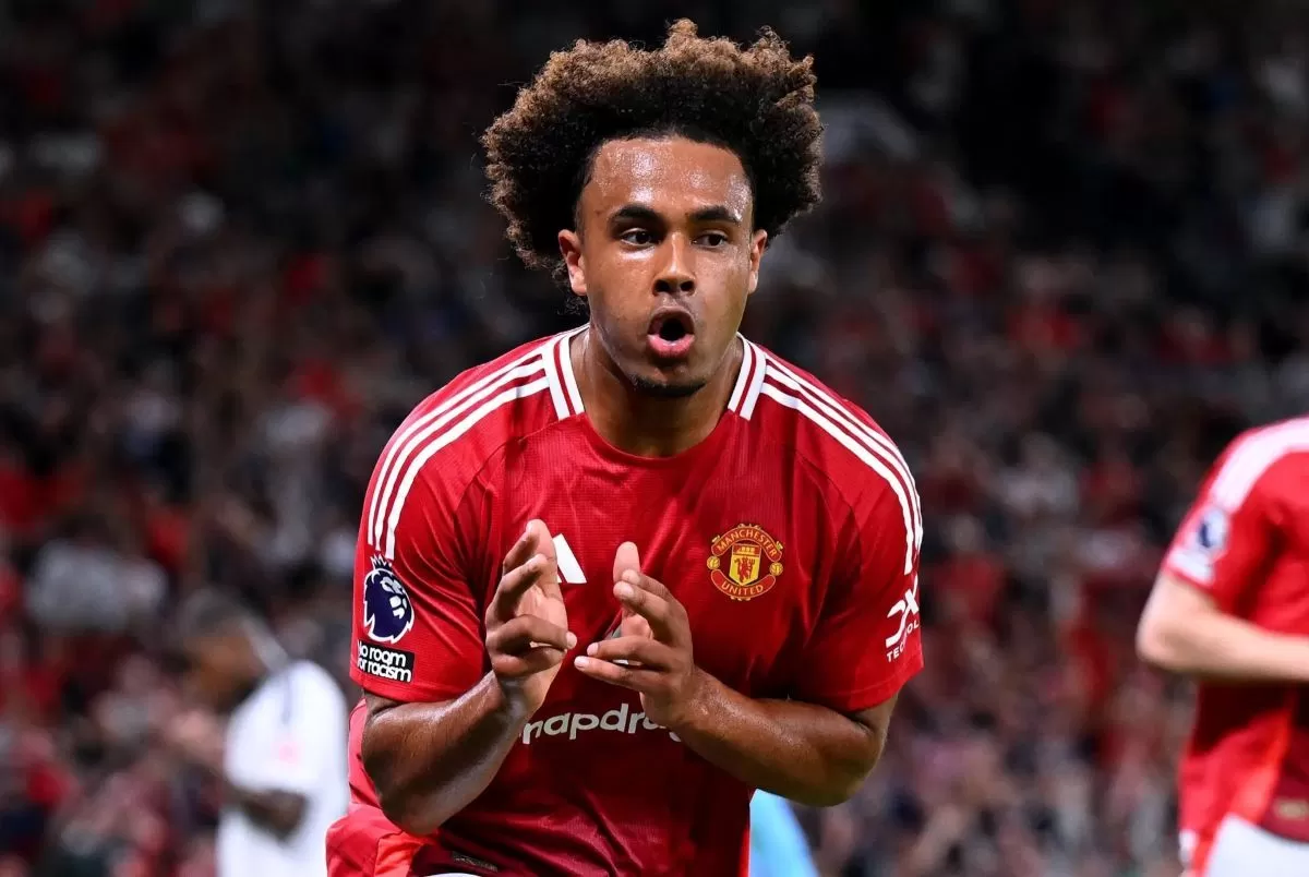 MERAYAKAN: Penyerang Manchester United Joshua Zirkzee merayakan golnya ke gawang Crystal Palace, Minggu (30/11) malam.