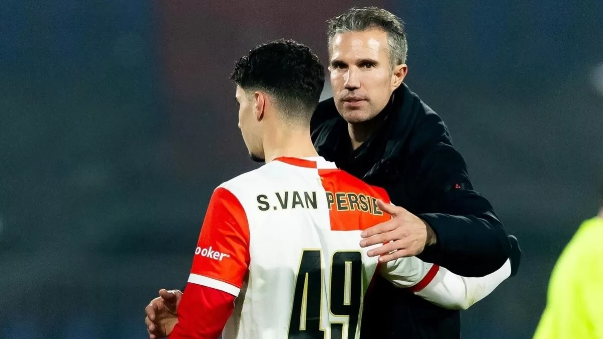 BERSAMA: Robin van Persie dan putranya, Shaqueel, dalam pertandingan Liga Europa antara Feyenoord melawan Celtic pada Jumat (28/11) dini hari.