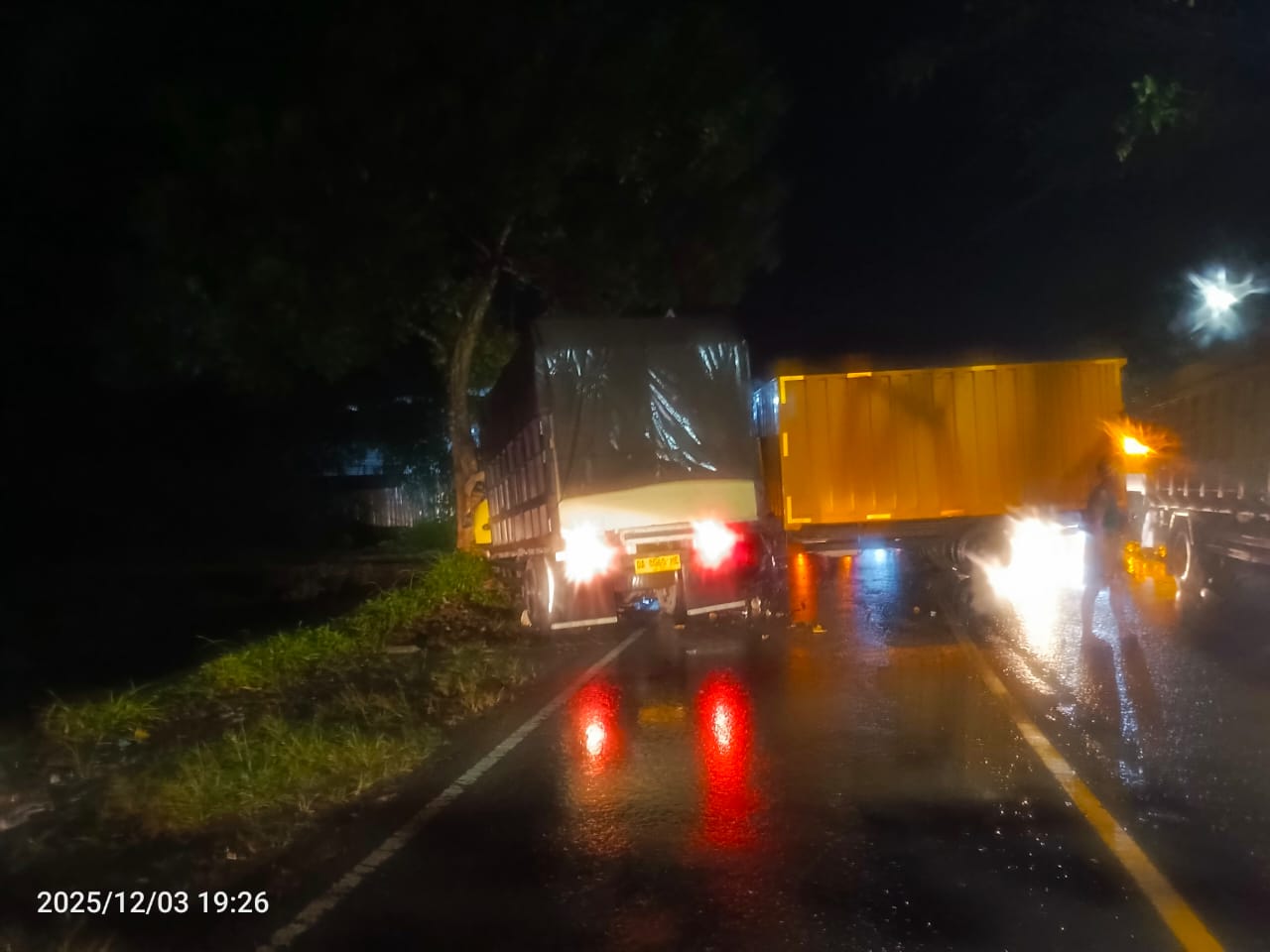 ADU KUAT: Dua Truk Adu Kuat di Jalan Bypass Kandangan saat Hujan.