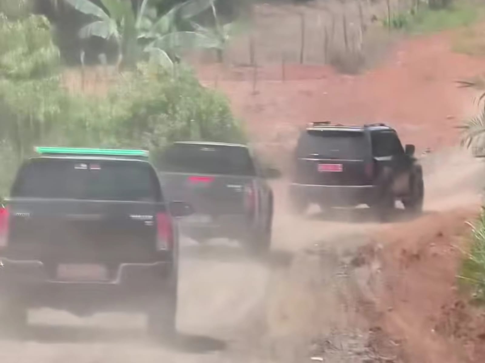 Iring iringan mobil Rombongan Bupati Tanah Laut (Tala) H. Rahmat Trianto ketika melewati jalan Salaman-Riam Adungan yang telah dilakukan perkerasan di akhir November 2025 kemarin.