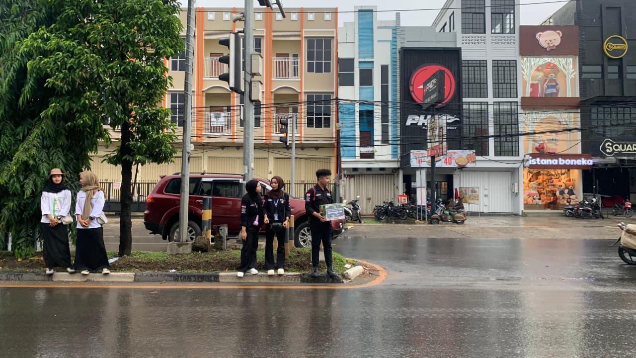 Aksi kemanusiaan melalui penggalangan dana dilakukan mahasiswa Uniska di Banjarmasin. Hasil dari donasi tersebut nantinya akan disalurkan untuk korban bencana di Pulau Sumatera. (Ormawa Uniska untuk R