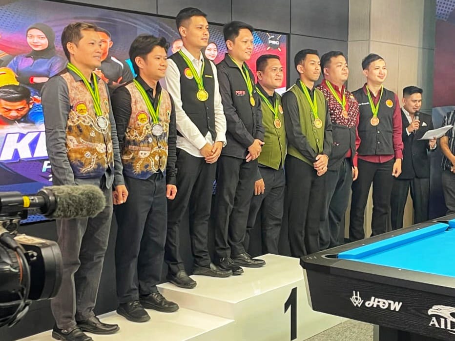 Para atlet dan official Kontingen Kalsel berpose bersama usai memastikan diri finis sebagai runner up Kejurnas Biliar POBSI 2025 di iNews Tower Jakarta.(dok POBSI Kalsel)