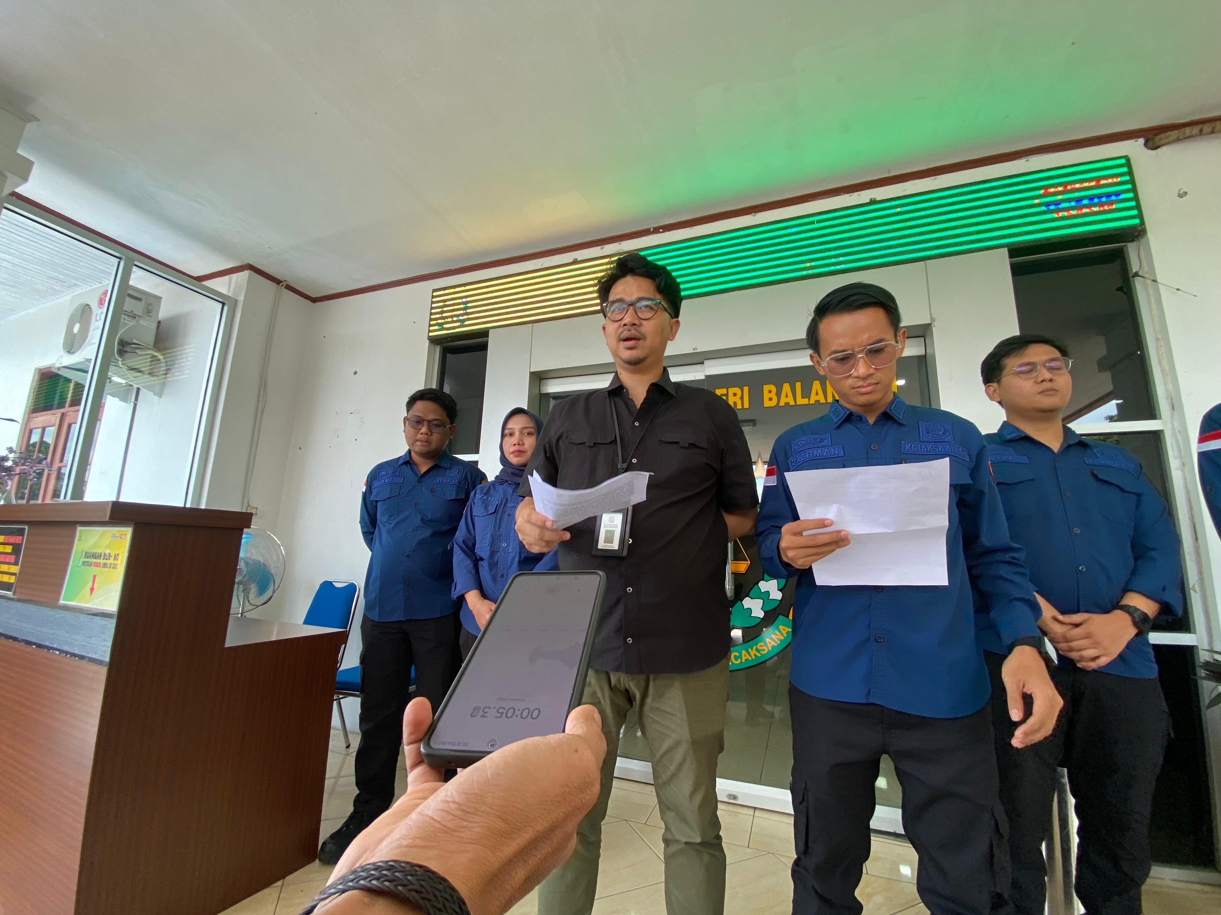 Kasi Pidsus Kejari Balangan, Nur Rachmansyah menjawab pertanyaan awak media terkait penetapan Rusdin sebagai tersangka kasus pokir futsal Batu Piring. (Foto: Kejari Balangan untuk Radar Banjarmasin)