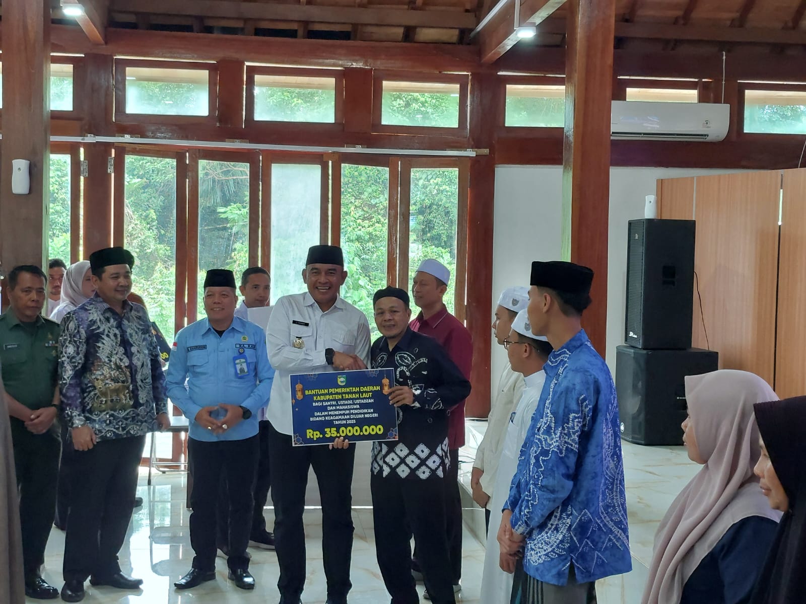 MINTA : Anggota DPRD Tanah Laut (Tala) H Zainul Abidin saat hadir di acara penyerahan bantuan beasiswa bidang keagamaan di Aula Rakat Manuntung Hutan Jati. (Foto : Norsalim Yahya/Radar Banjarmasin)