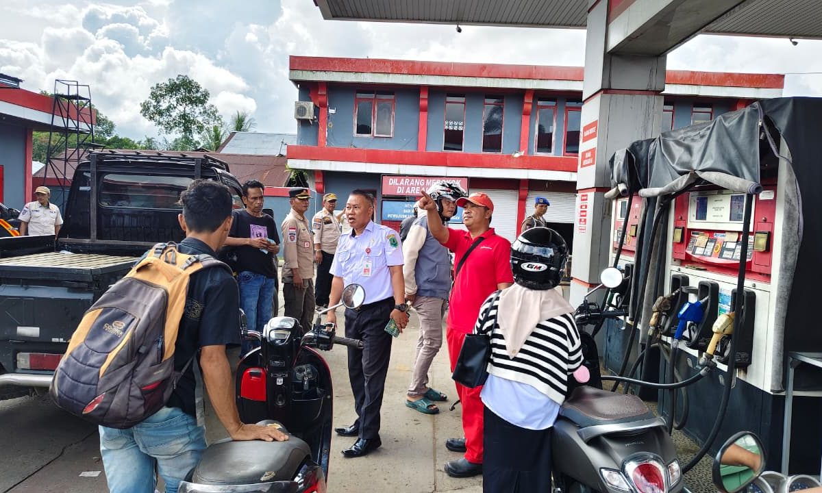 SIDAK: Satgas BBM HSU saat melaksanakan sidak ke sejumlah SPBU yang ada di Kota Amuntai. (Foto: Istimewa/Radar Banjarmasin)
