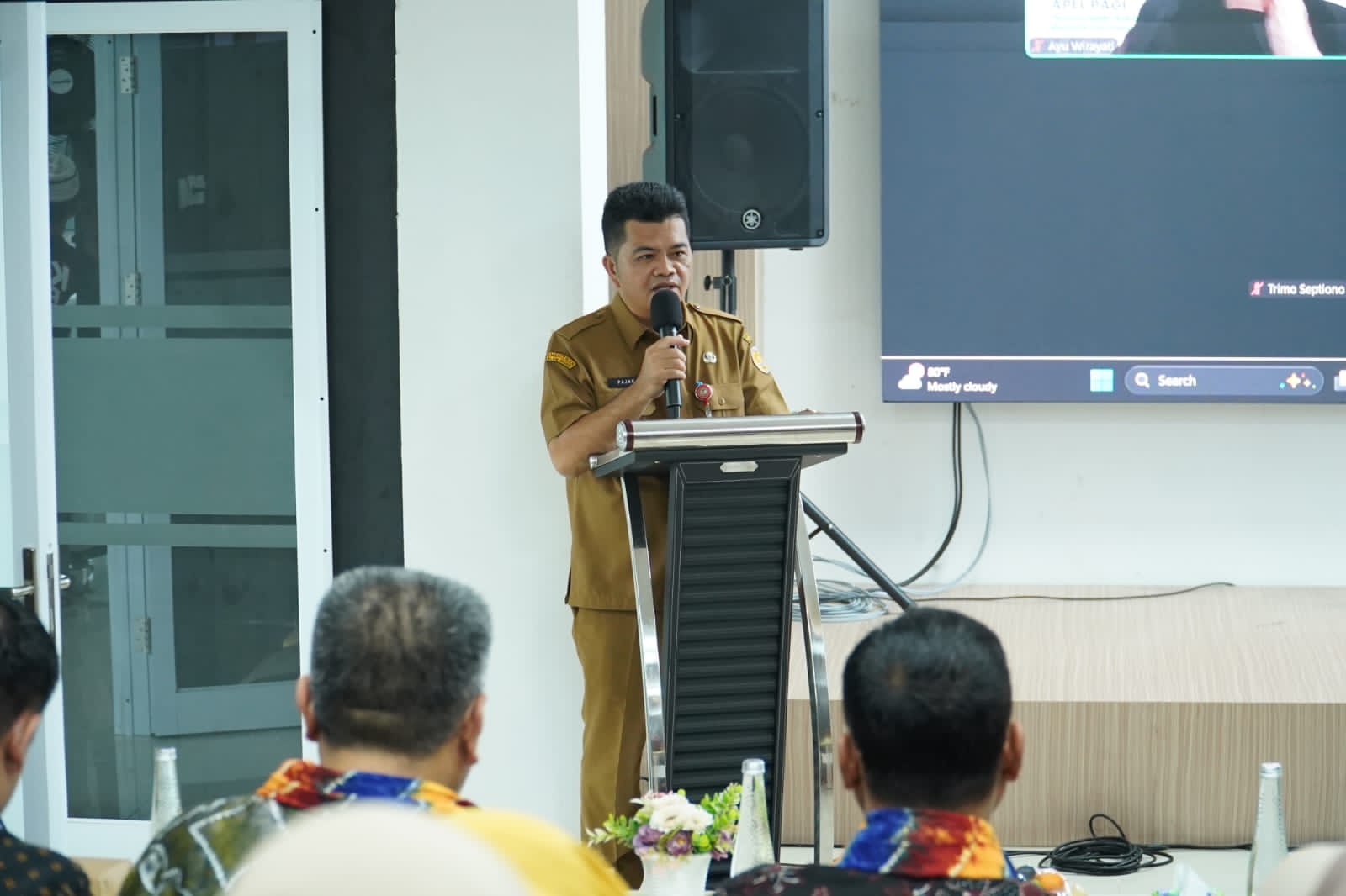 SAMBUTAN:Asisten Administrasi Umum Setda HST, Pajaruddin menyambut kunjungan Tim Direktorat Standarisasi dan Akreditasi Perpustakaan Nasional RI, Selasa (2/12/2025).
