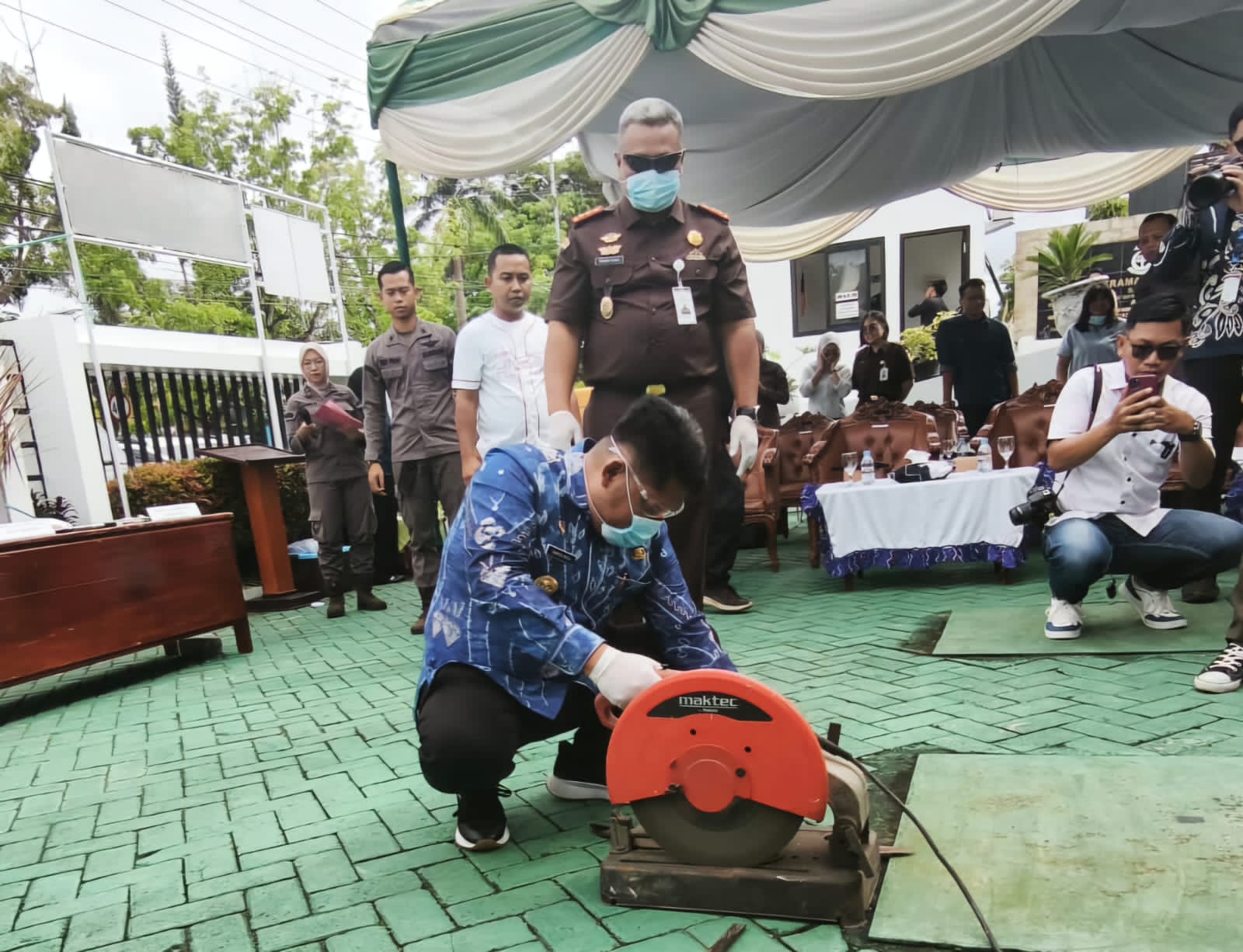 PEMUSNAHAN:Bupati Kabupaten HST, Samsul Rizal memusnahkan barang bukti (barbuk) yang sudah inkrah.