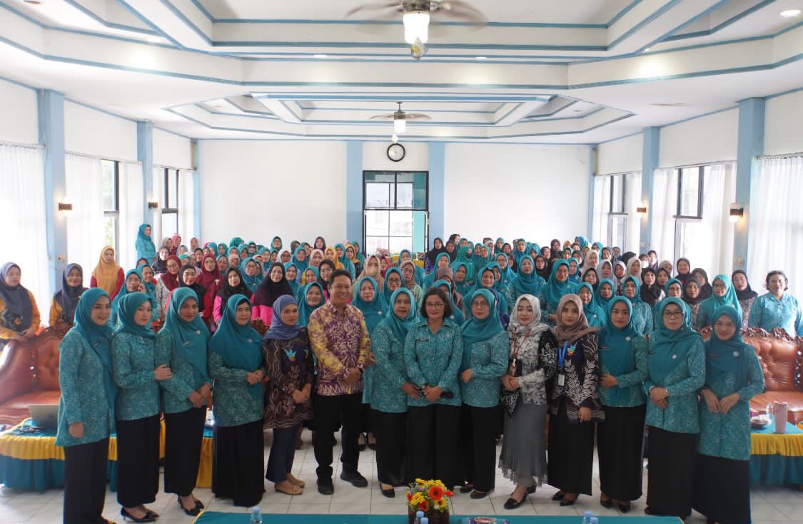 BERSAMA:Foto bersama disela acara kegiatan vital Pembinaan Pola Asuh Anak dan Remaja di Gedung Wanita Ratu Intan, Kabupaten Kotabaru, Kamis (4/12/2025).