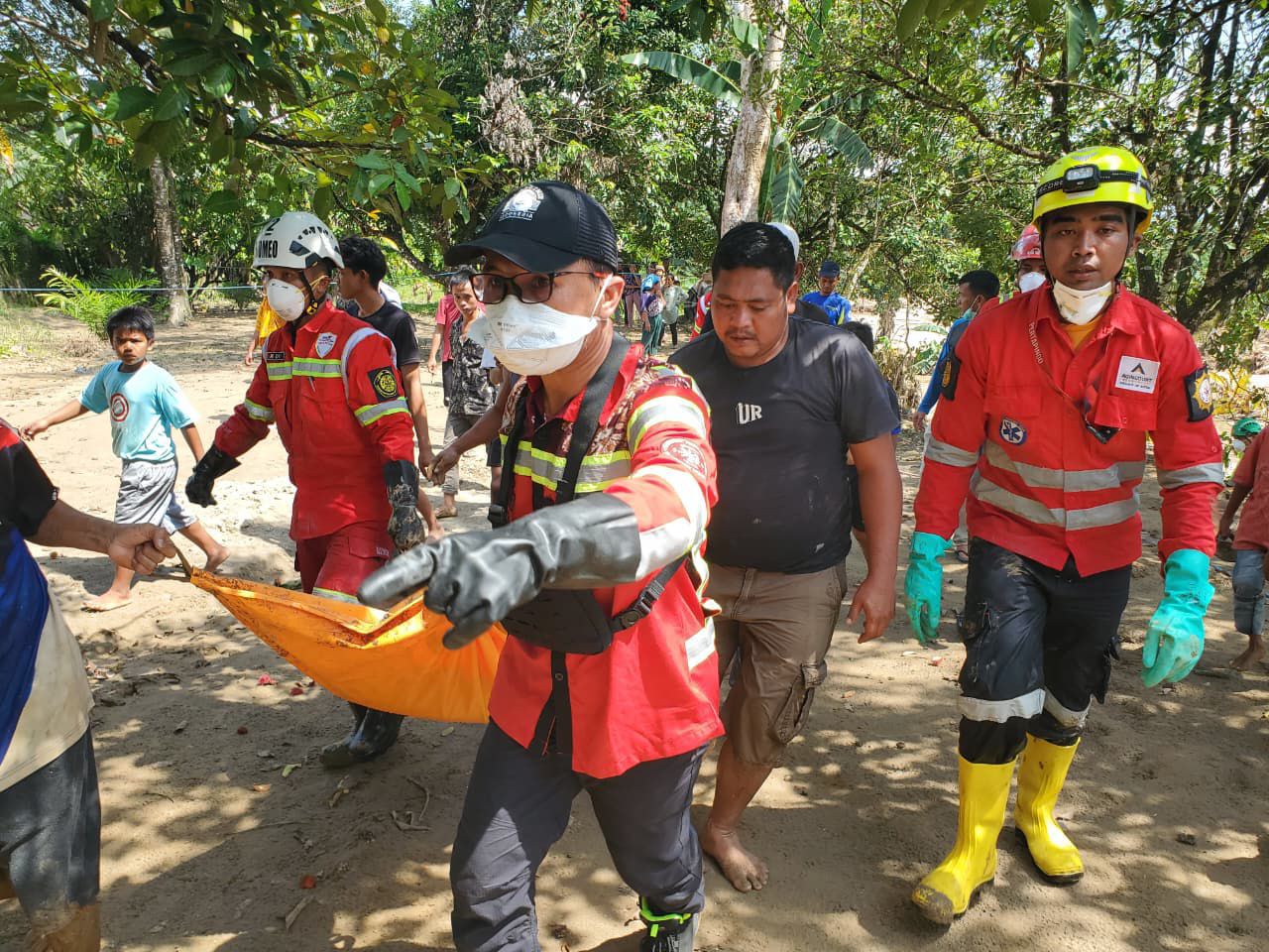 EVAKUASI:Tim Arutmin tergabung dengan operasi ESDM Siaga Bencana Peduli Sumatera Utara turut membantu penanganan banjir dan longsor di wilayah Tapanuli Selatan.