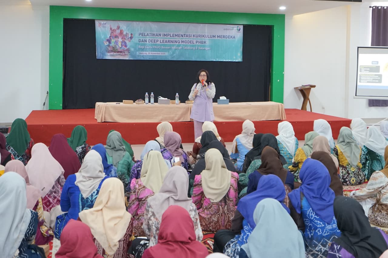 BENTUK KARAKTER:Dr Florence Yulisinta MSc memberikan pelatihan implementasi Kurikulum Merdeka dan Deep Learning Model Pendidikan Holistik Berbasis Karakter (PHBK) kepada para guru PAUD.