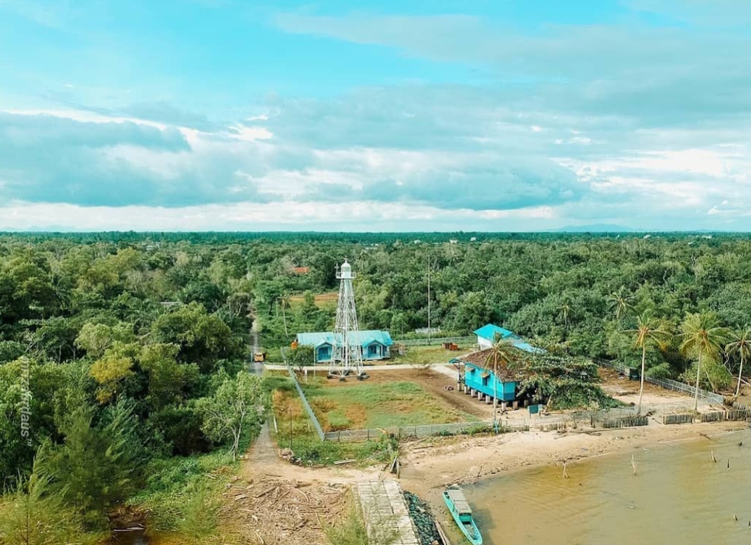 PENINGGALAN BELANDA: Mercusuar Tanjung Petang dibangun pada 1910 oleh pemerintah kolonial. Menara ini berada di Desa Muara Pagatan, Kecamatan Kusan Hilir, Tanah Bumbu. (FOTO: DISBUDPORPAR TANAH BUMBU)