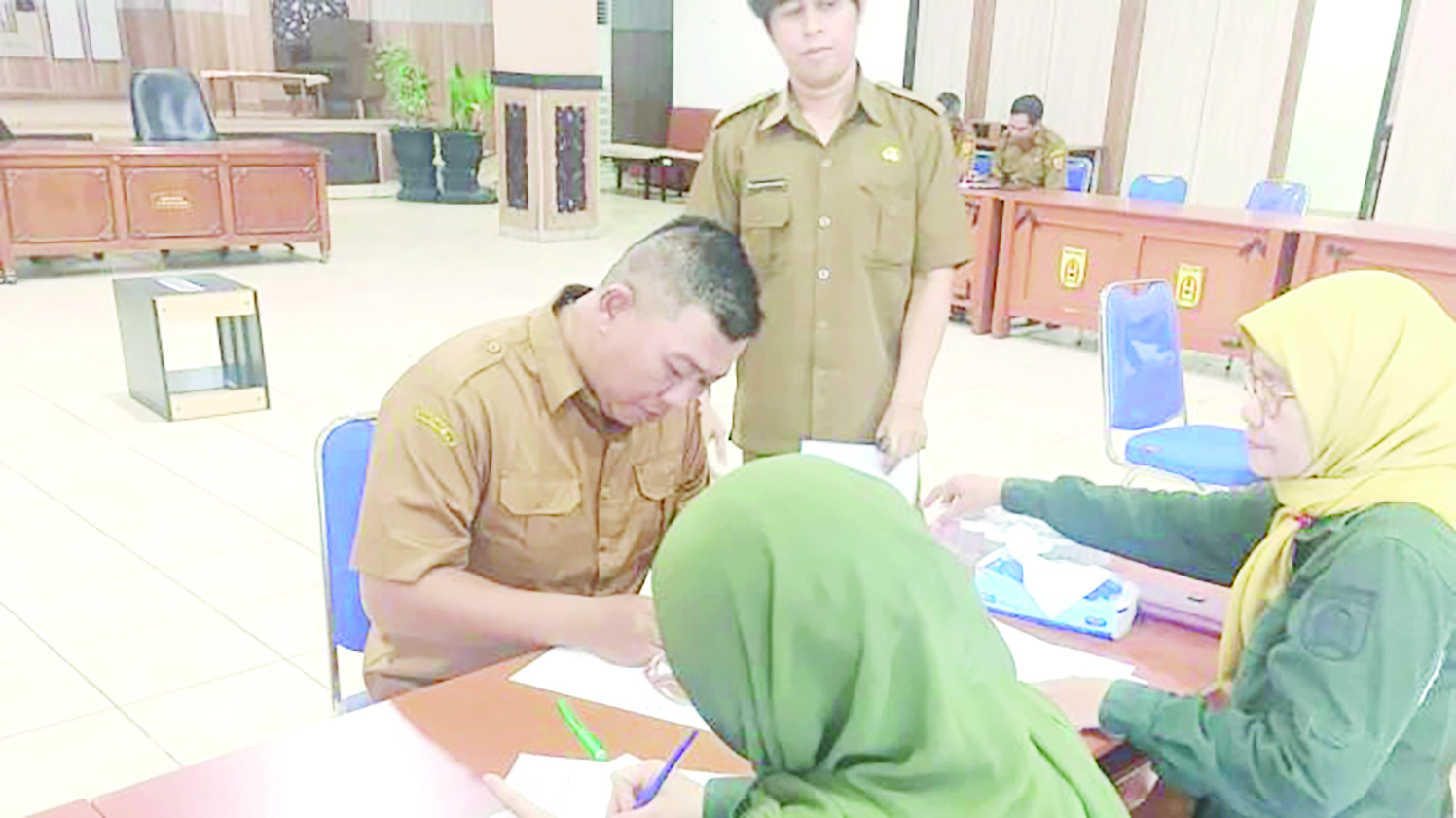 TES URINE: Para pegawai Sekretariat DPRD Banjarbaru menjalani pemeriksaan di Aula Linggangan Intan pada Selasa (25/11).