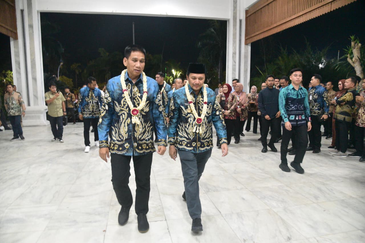 Teks foto: BERJALAN BERSAMA: Wakil Gubernur Kalsel, Hasnuryadi Sulaiman menyambut Wakil Menteri Dalam Negeri Akhmad Wiyagus, saat gala dinner di Mahligai Pancasila, Selasa (2/12) malam.
