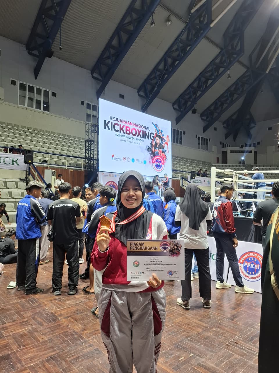 MEMBANGGAKAN: Vivi Astri Aninur atlet Kickboxing Kabupaten HSU yang sukses menyabet medali perunggu di ajang Kejurnas Kickboxing di Jakarta.
