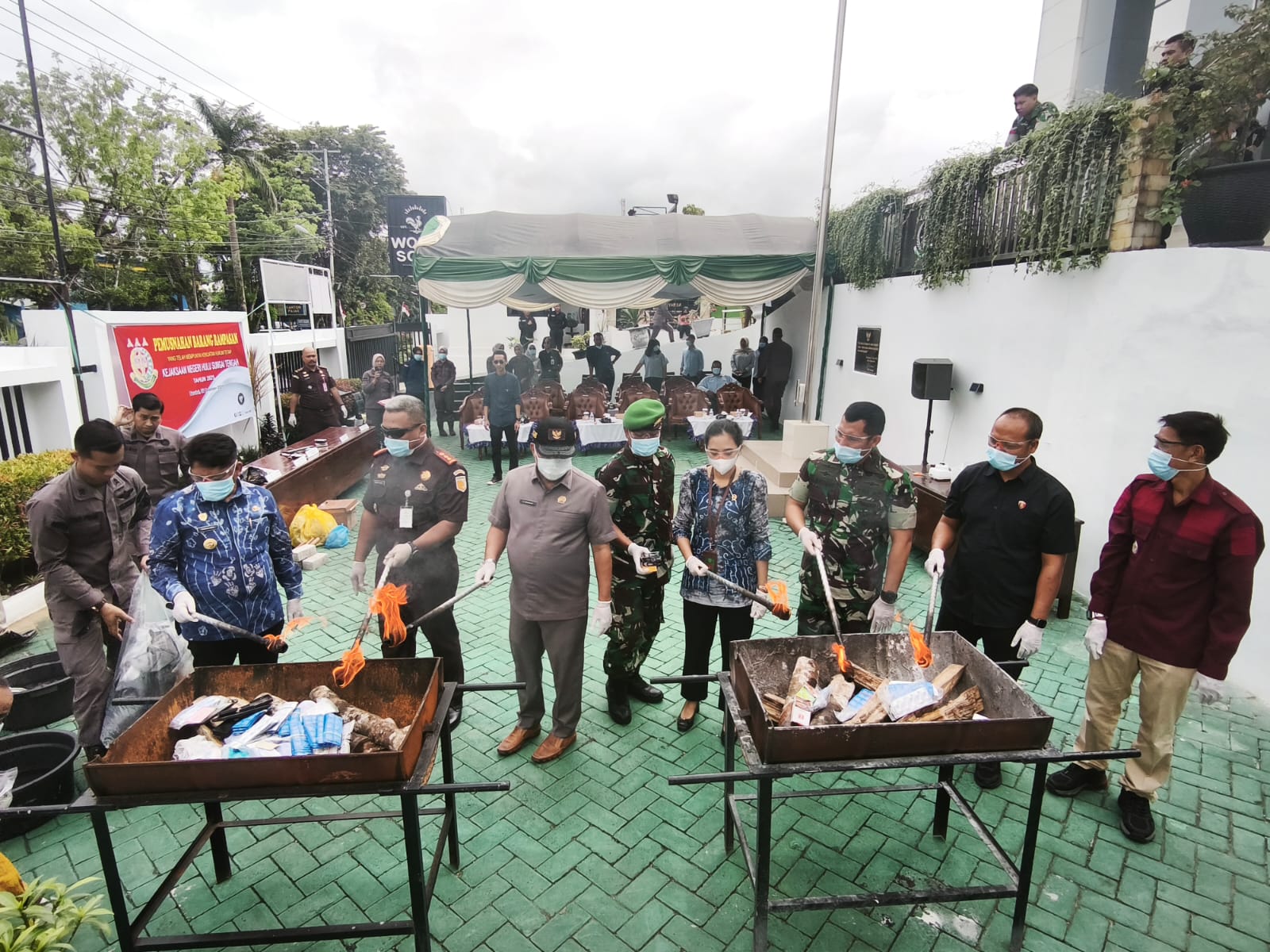 PEMUSNAHKAN: Kejari HST memusnahkan barang bukti yang sudah berkekuatan hukum tetap. Kasus narkoba masih mendominasi.