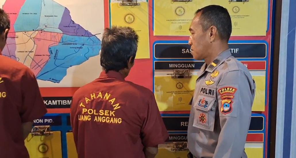 DIRINGKUS: Tersangka A (60) petani di kebun singkong tempat kejadin perkara diringkus Kepolisian Sektor Liang Anggang, Kamis (4/12/2025).