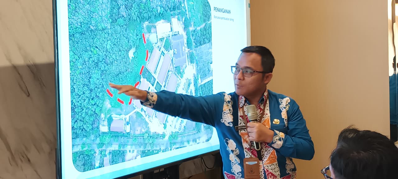 PRESENTASI: Direktur RSUD H Badarudin Kasim Tanjung, Setiawan Andri Wibowo menunjuk denah RSUD H Badaruddin Kasim.