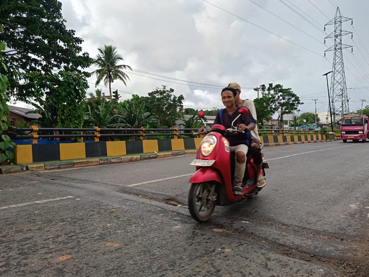 RENGGANG: Kondisi lantai jembatan Guntung manggis yang renggang dan membahayakan pengguna jalan.