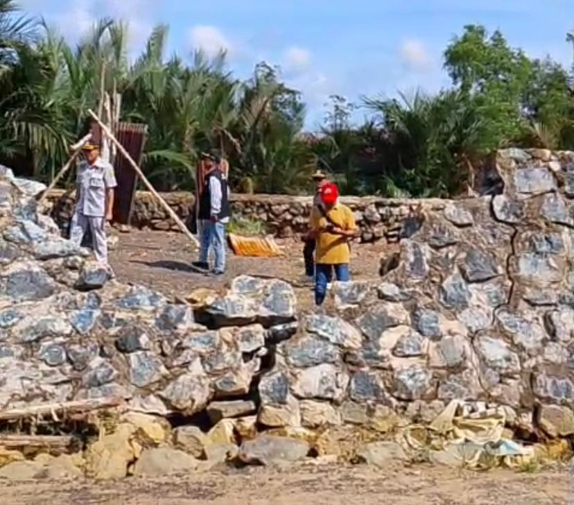 MENINJAU: Anggota Komisi III ketika inspeksi proyek pembangunan Jembatan Cemara Ujung - Sungai Andai pada Senin (1/12/2025).