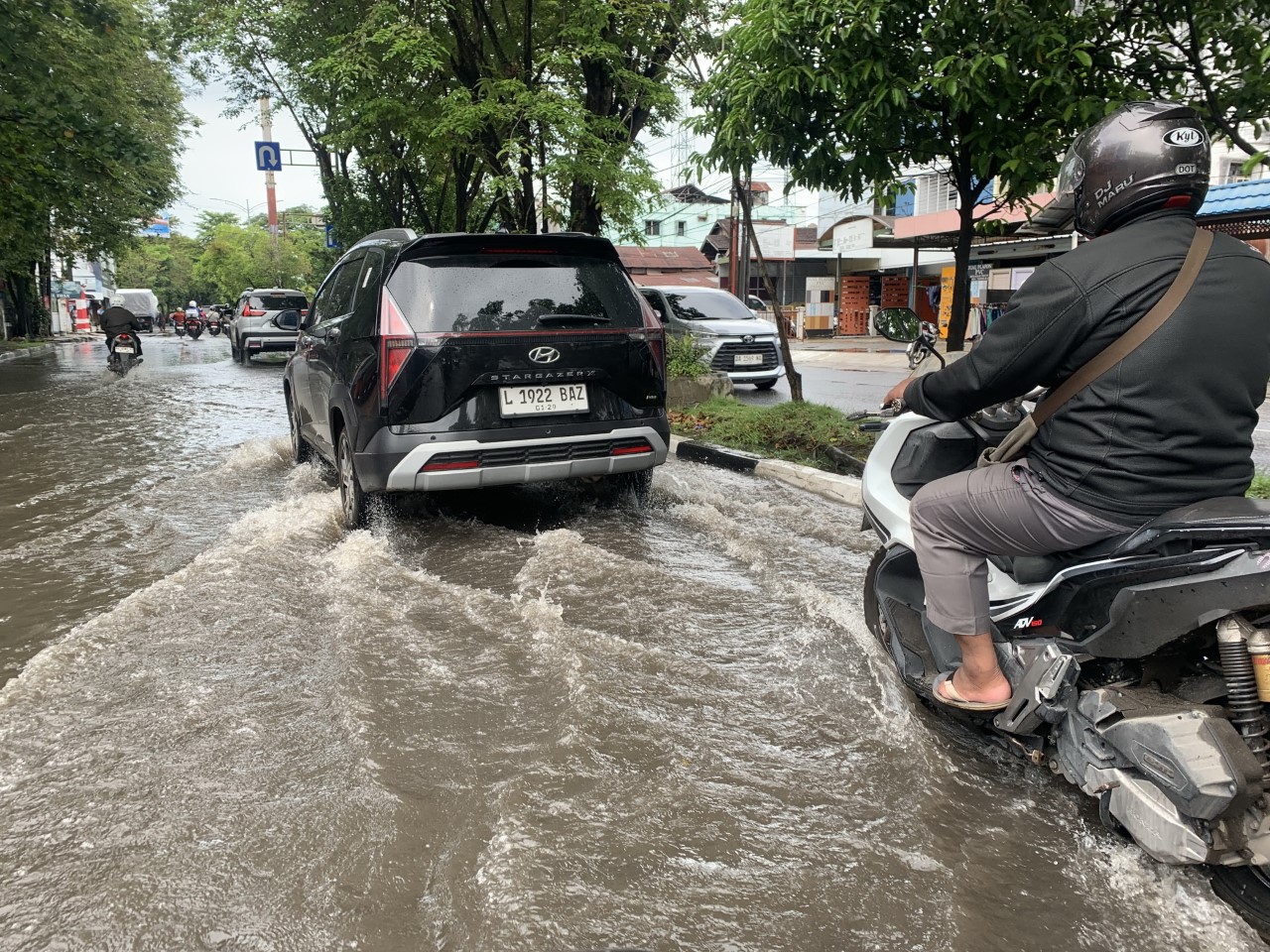 TERENDAM: Akibat hujan yang mengguyur Banjarmasin sejak subuh kemarin (4/12), Jalan Pangeran Antasari kebanjiran.