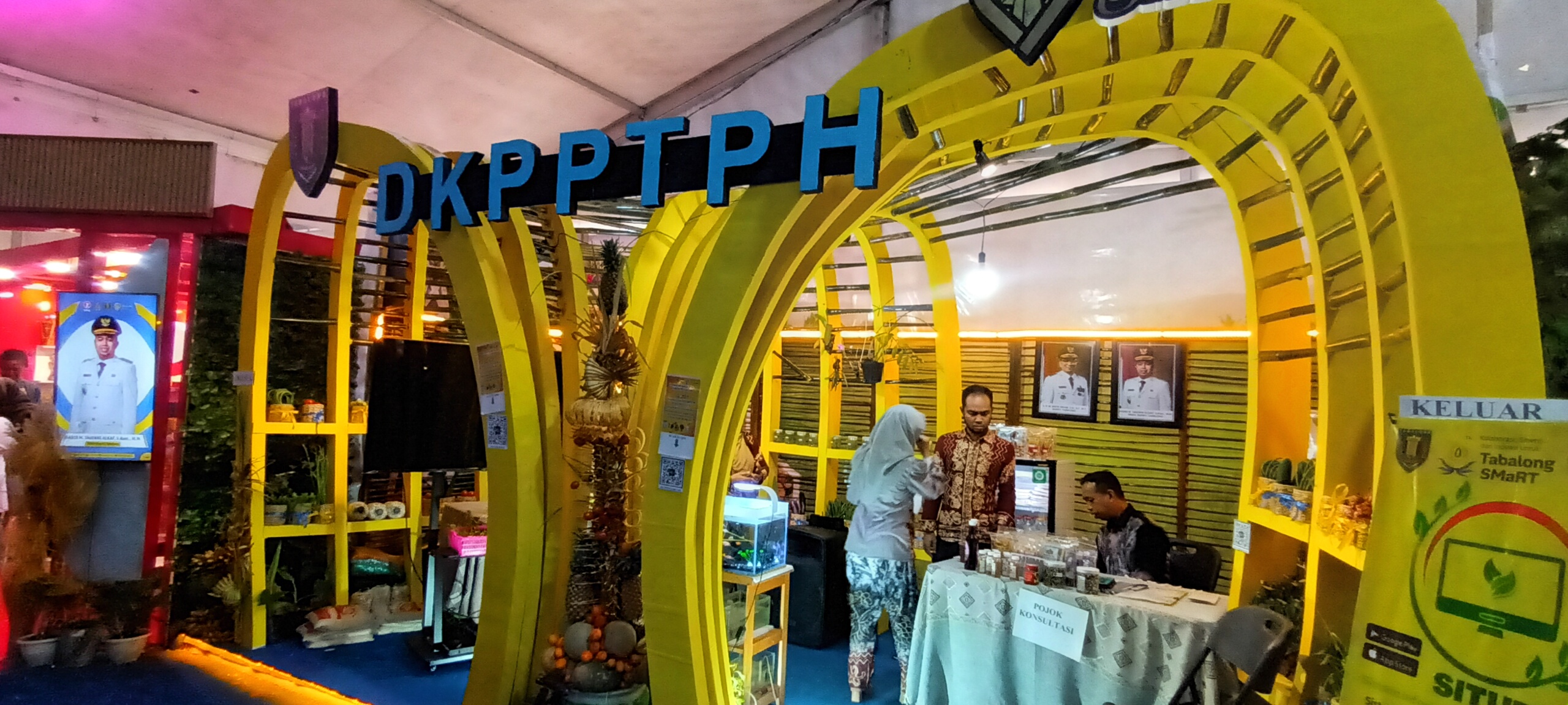 PEKAN RAYA: Stan DKPPTPH Tabalong di Pekan Raya Tabalong 2025 yang salah satu kegiatannya membagikan ribuan bibit tanaman.