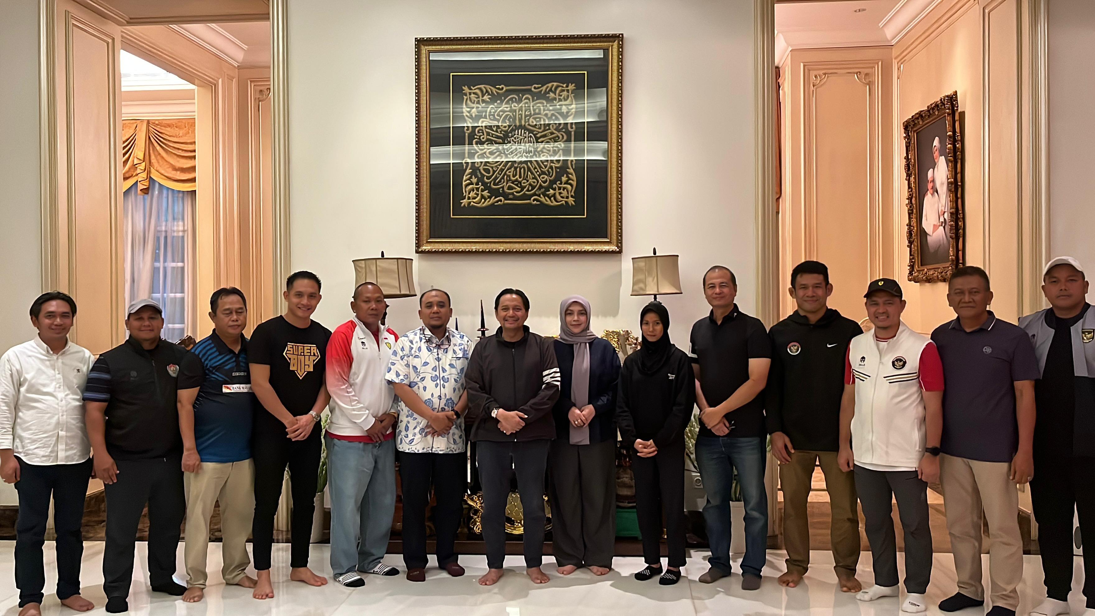 MOTIVASI: Wakil Gubernur Kalsel Hasnuryadi Sulaiman saat bersama para atlet dan pelatih asal Kalimantan Selatan yang akan membela Indonesia di SEA Games 2026.