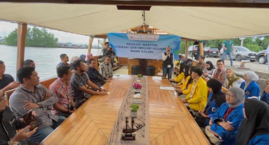EDUKASI: Kegiatan edukasi dan literasi keuangan Bank Kalsel dan OJK di Kapal Pinisi.