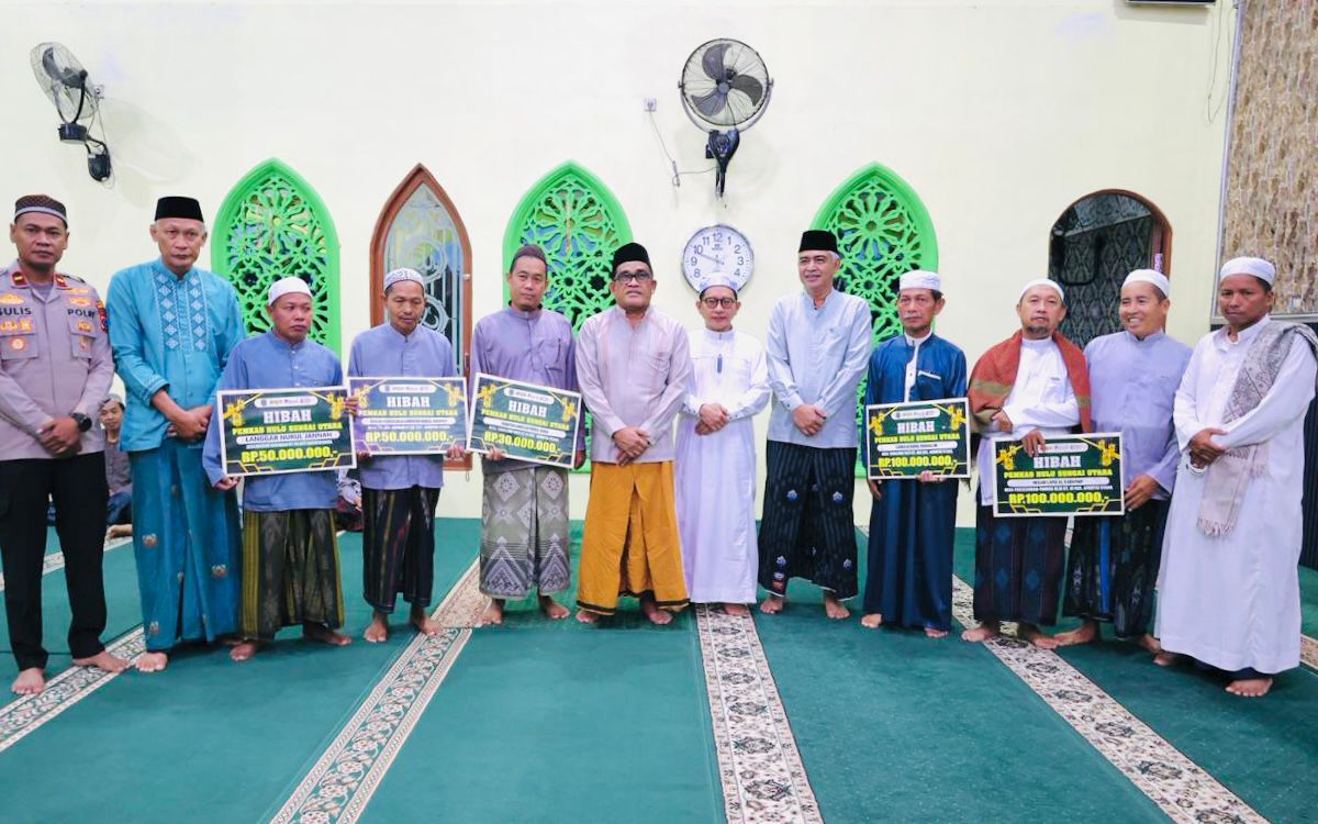 MOMEN:Bupati dan Wakil Bupati Kabupaten HSU, H Sahrujani dan Hero Setiawan menyerahkan hibah bantuan keagamaan saat melaksanakan program Bersuling di Kecamatan Amuntai Utara, Kamis (4/12/2025).