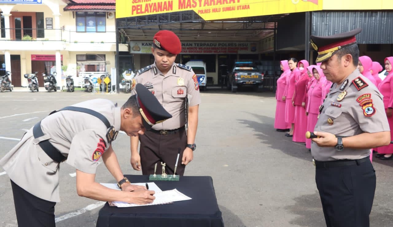 MOMEN:Kapolres HSU, AKBP Agus Nuryanto memimpin langsung prosesi sertijab Kabag Ops di halaman Polres HSU.