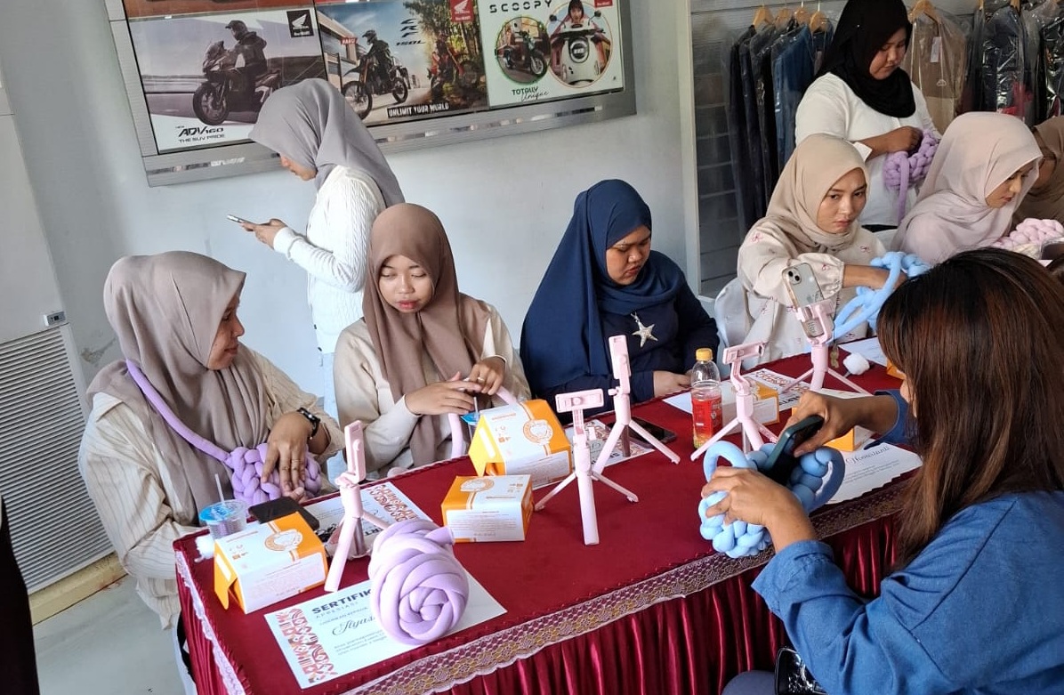 KREATIF: Puluhan peserta antusias mengikuti Workshop Chunky Bag yang digelar Dealer 2 Naga Banjarmasin.
