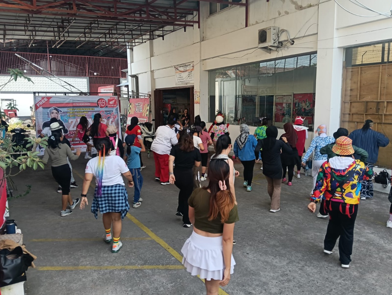 ZUMBA: Kegiatan Zumba Party yang digelar Showroom Honda Teladan Baru Sampit.