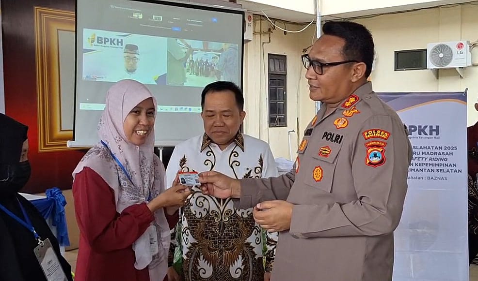 SIMBOLIS: Anggota DPR RI Sudian Noor dan Kapolres Banjarbaru AKBP Pius X Febry Aceng Loda menyerahkan SIM C Gratis kepada guru mengaji dan guru madrasah.