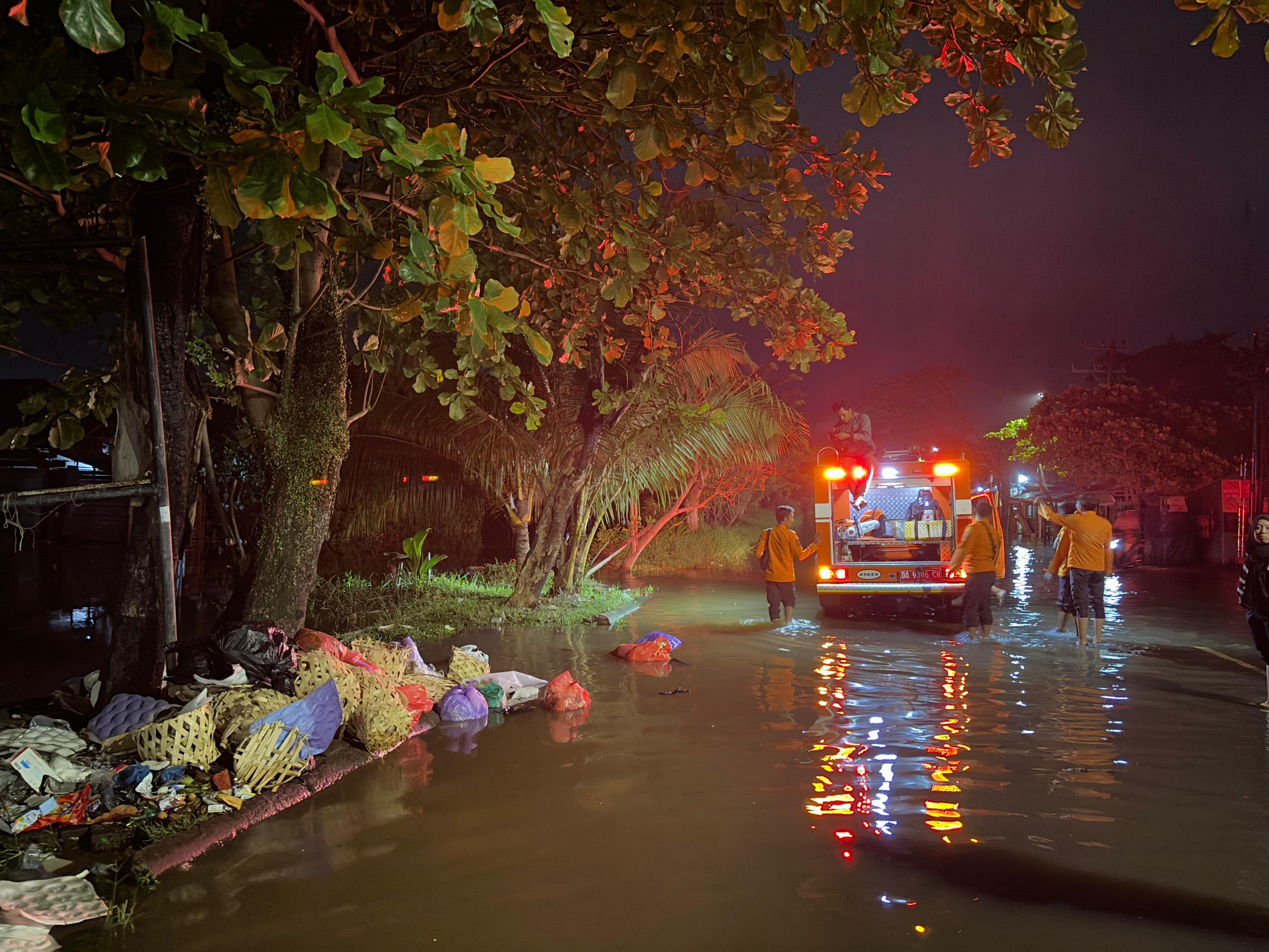BERCAMPUR SAMPAH: Bukan hanya ancaman cuaca ekstrem, genangan air akibat hujan dan banjir rob juga berpotensi penyakit berbasis lingkungan.