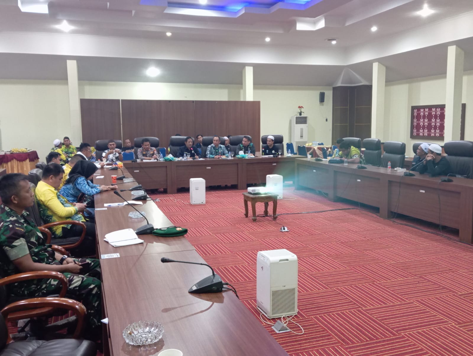 RAPAT BERSAMA: Ketua DPRD Tapin Achmad Riduan Syah mengingatkan para relawan Tapin untuk mengikuti pedoman Tim Induk Sekumpul dalam melayani jemaah Sekumpul.