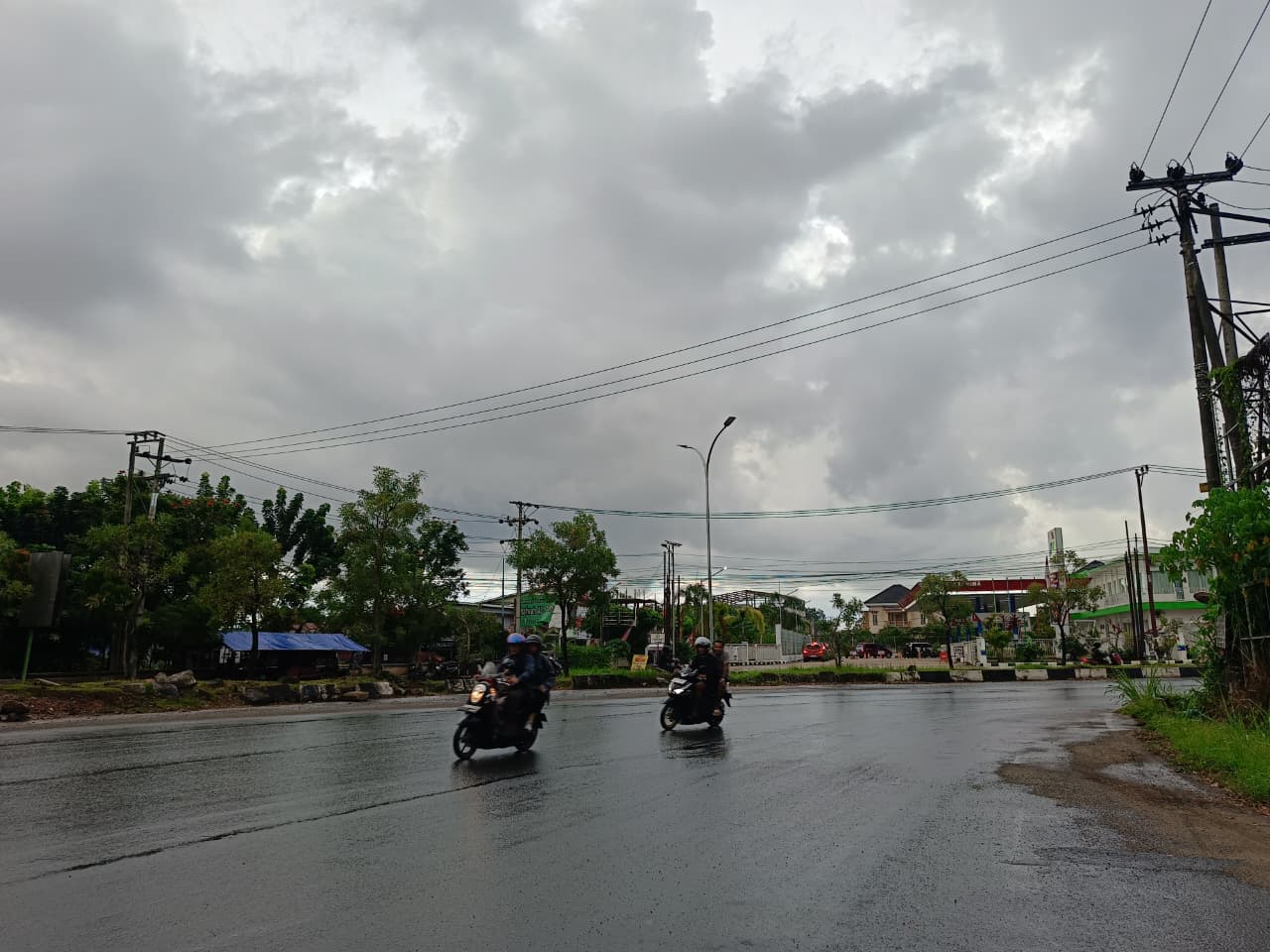 BERBAHAYA: Tikungan tajam di kawasan Masjid Agung Banjarbaru di Jalan Trikora sering menjadi lokasi kecelakaan.